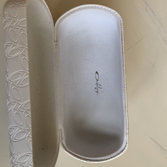Oakley white sunglass case - Picture 3 of 4